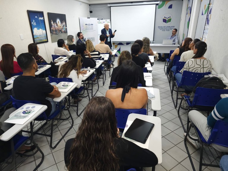 Escola do Legislativo da CMA realiza curso de oratória