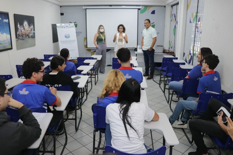 Escola do Legislativo da CMA recebe estudantes e representante do TRE