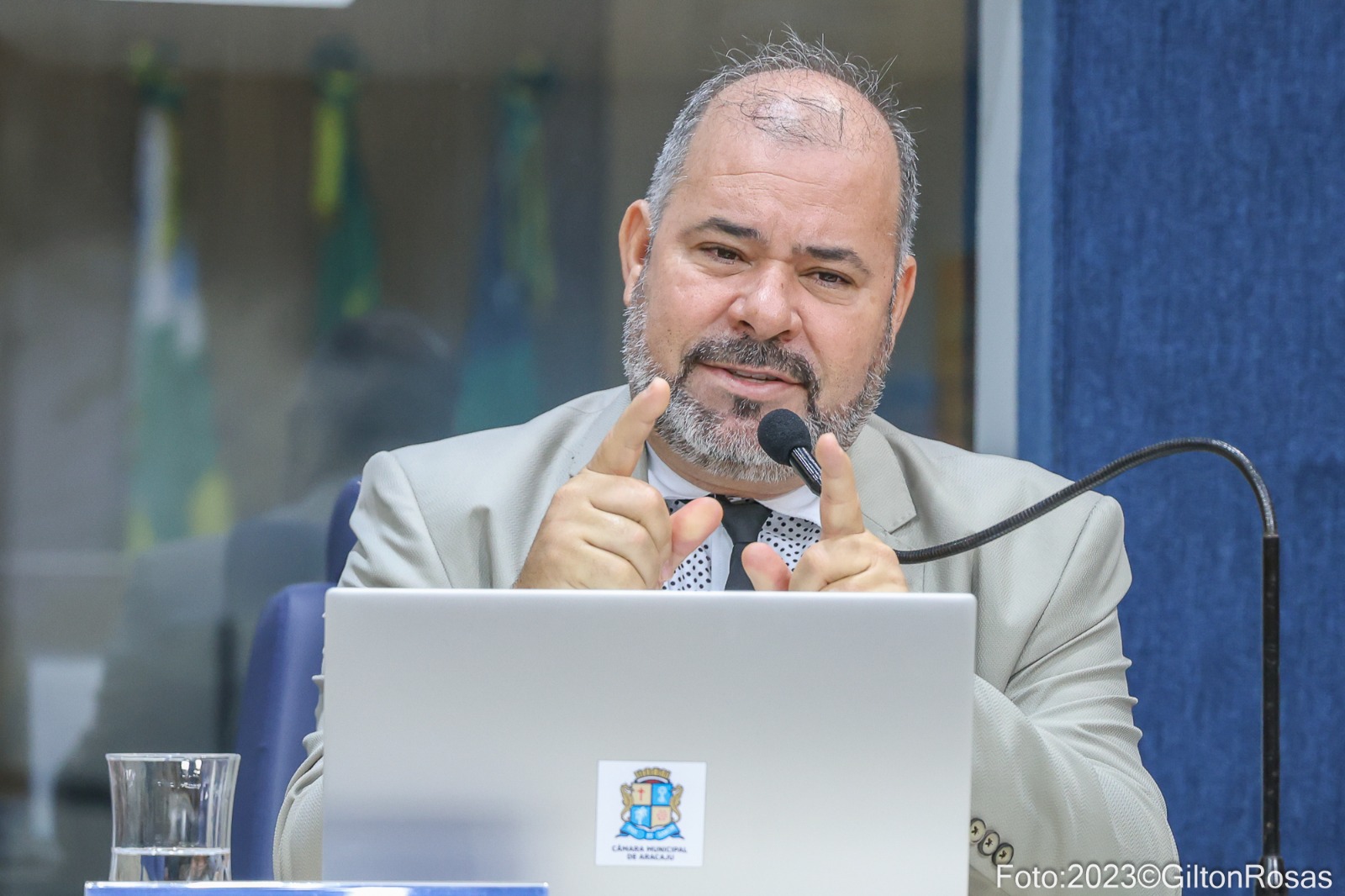 “A aflição de vocês ecoa no coração da gente”, afirma Isac sobre a Prainha, do Bairro Industrial