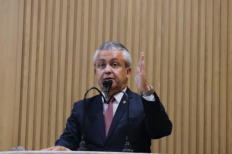 “A contratação precária, provisória e sem licitação da Ramac é outro arremedo”, declara Elber