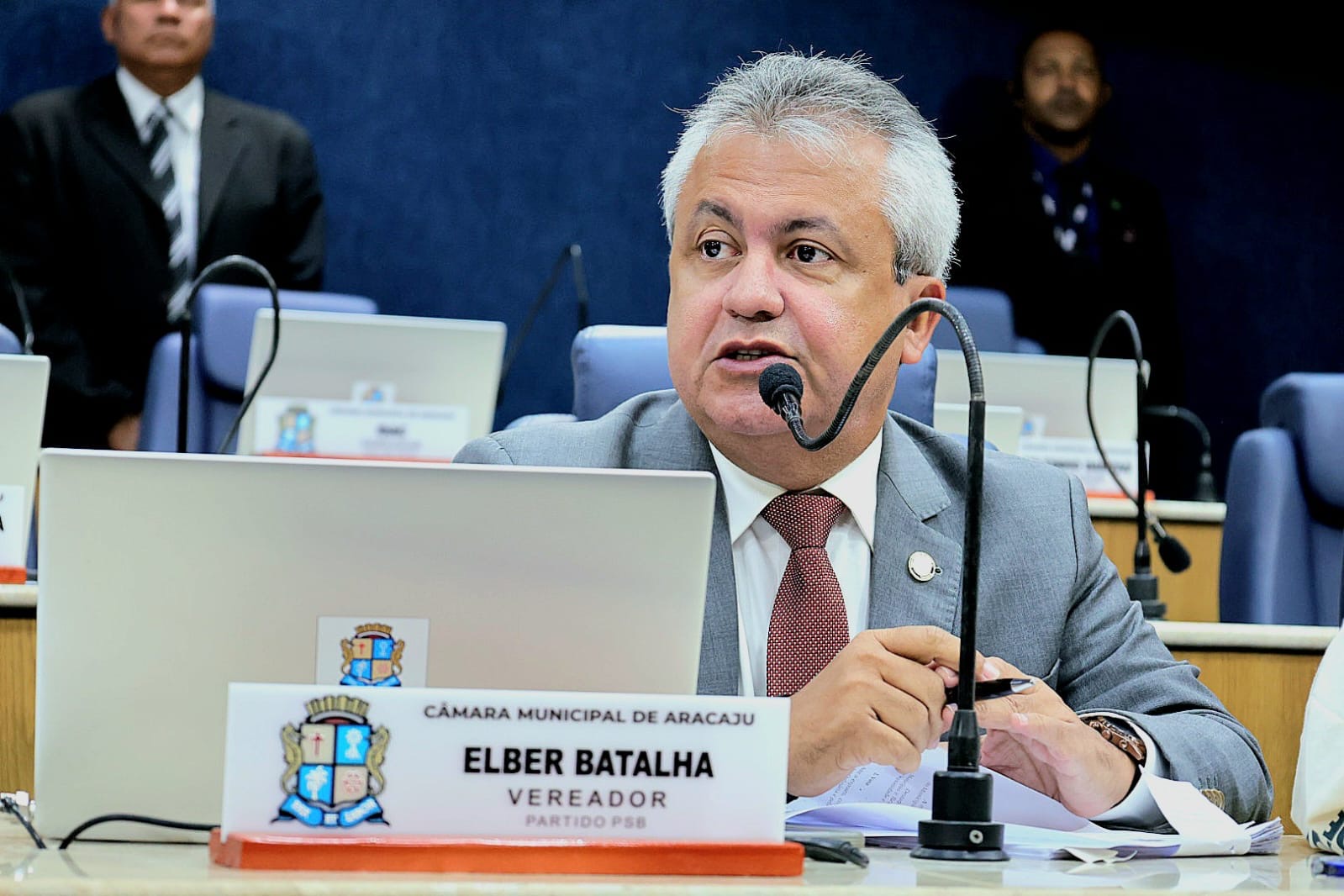 “A oposição não vai se prestar a esse papel de resolver briguinha interna do governo não”, declara Elber 