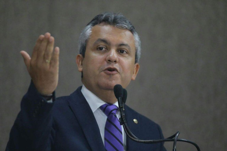 “A PMA deveria tapar os buracos da cidade ao invés de mentir para os aracajuanos”, disse Elber