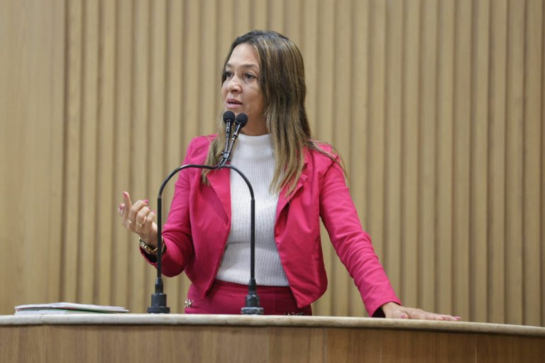 “A Prefeitura de Aracaju gasta R$ 1,3 milhão com dois shows, mas não compra dipirona de R$ 20”, lamenta Sheyla.