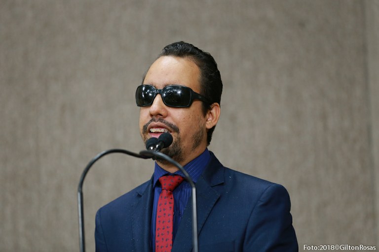 “A Prefeitura tem a obrigação de pagar o piso salarial dos professores”, cobra Aribé