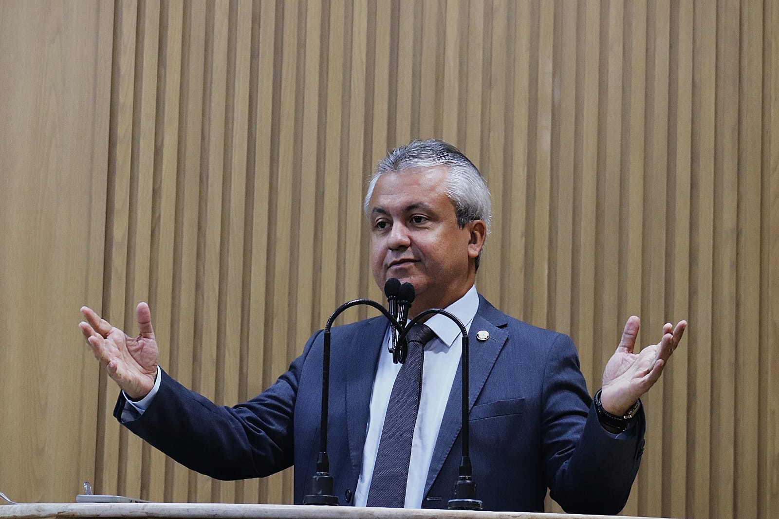 “Anunciar que economizou R$ 30 milhões às custas disso é?”, questiona Elber sobre coleta de lixo na capital   