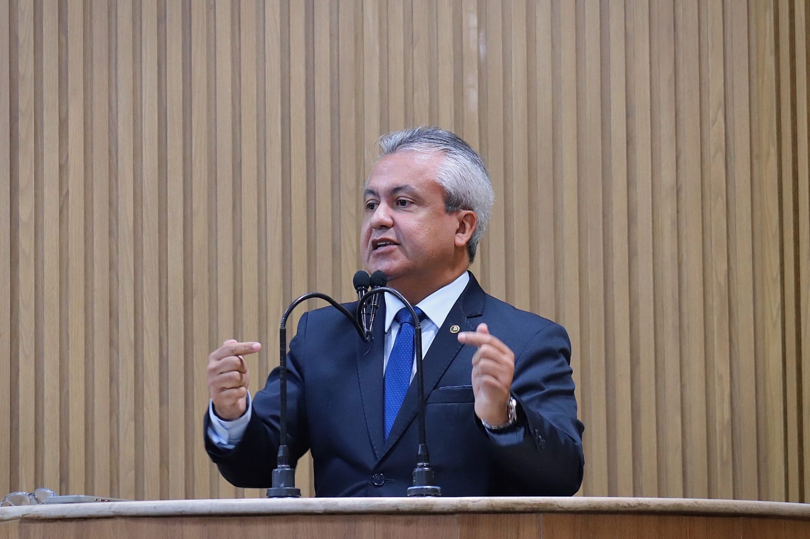 “As crianças estudam sem livros no ano de 2025 na gestão Emília Corrêa”, alerta Elber 