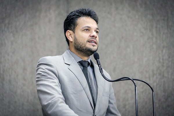 “Até a reforma acontecer, eu vou cobrar”, afirma Anderson de Tuca sobre a situação da praça D. José Thomaz