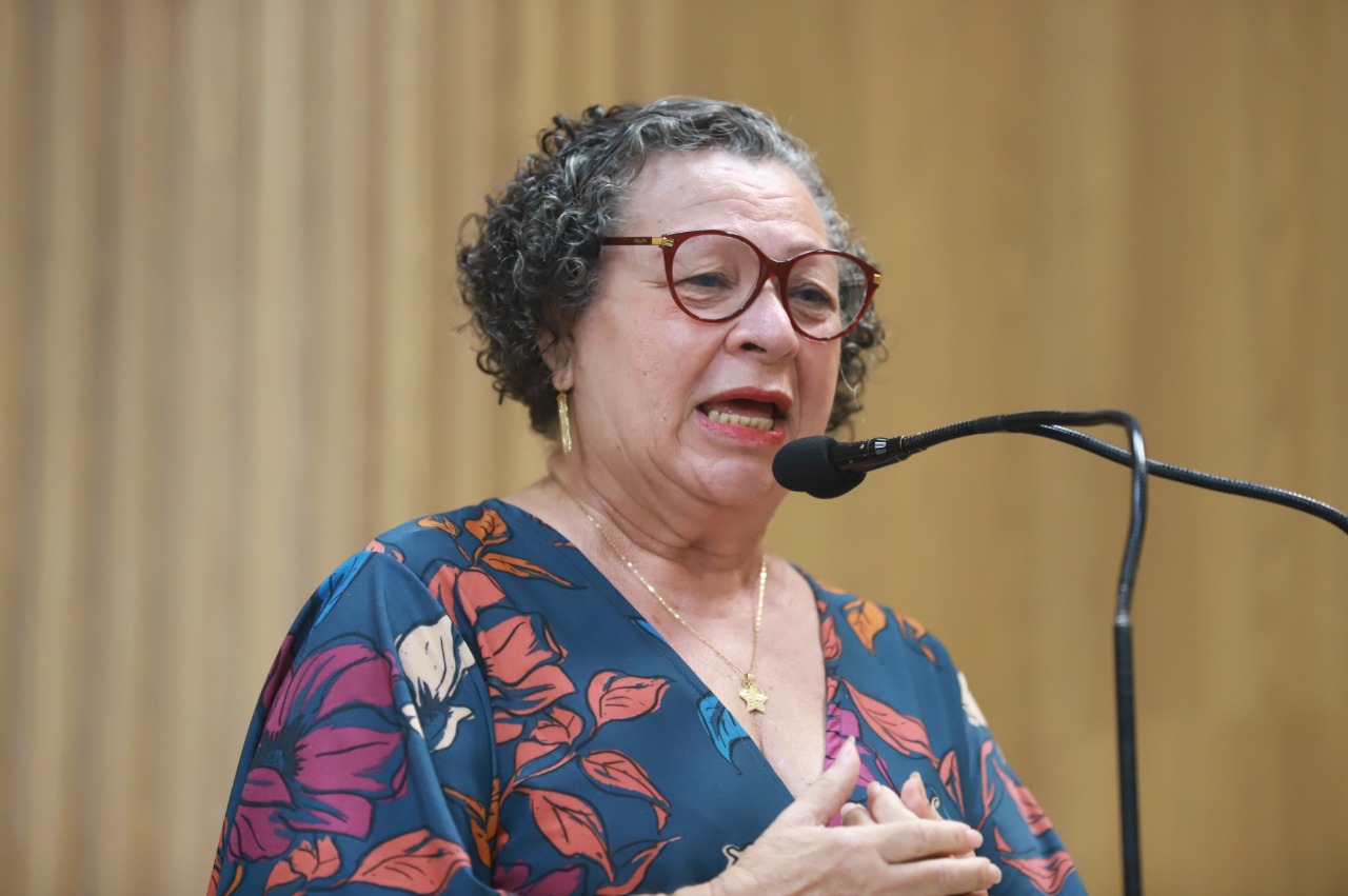 “É mais um golpe contra o nosso país!”, diz Ângela Melo sobre cortes na educação durante Copa do Mundo