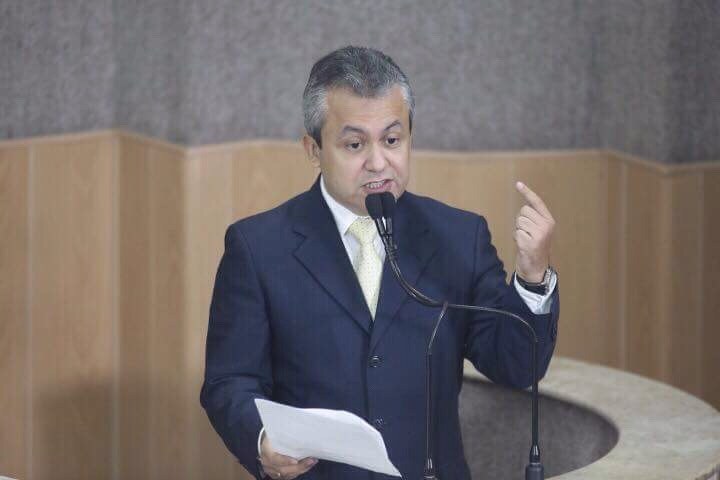 “Edvaldo comete crime contra administração pública”, disse Elber