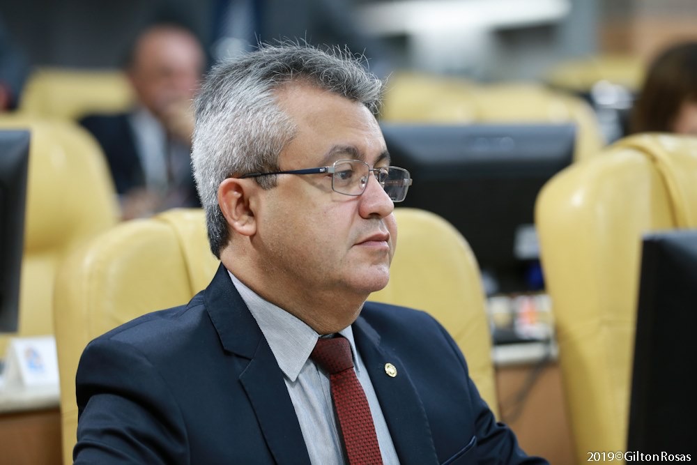 “Edvaldo mente e cobra mais impostos dos aracajuanos”, disse Elber sobre a redução da isenção do IPTU