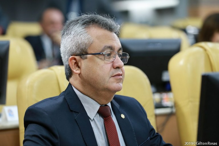 “Edvaldo mente e cobra mais impostos dos aracajuanos”, disse Elber sobre a redução da isenção do IPTU