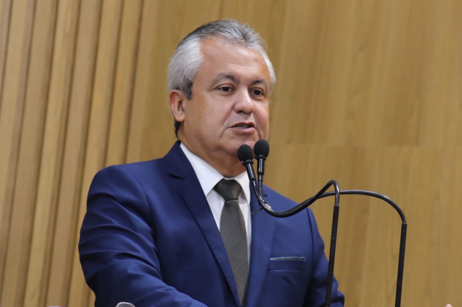  “Eu acho que a vereadora Emília de ontem não concorda com a prefeita de hoje”, declara Elber Batalha