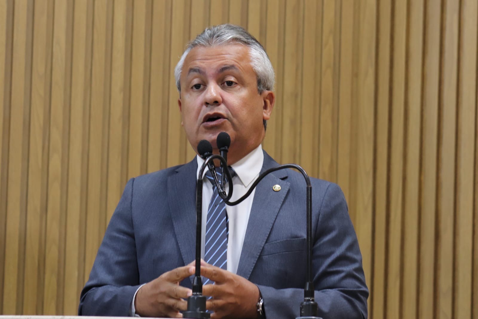 “Eu votarei lembrando da saudosa vereadora Emília que, se ainda existisse, tenho certeza de que lado estaria” declara Elber sobre vetos   