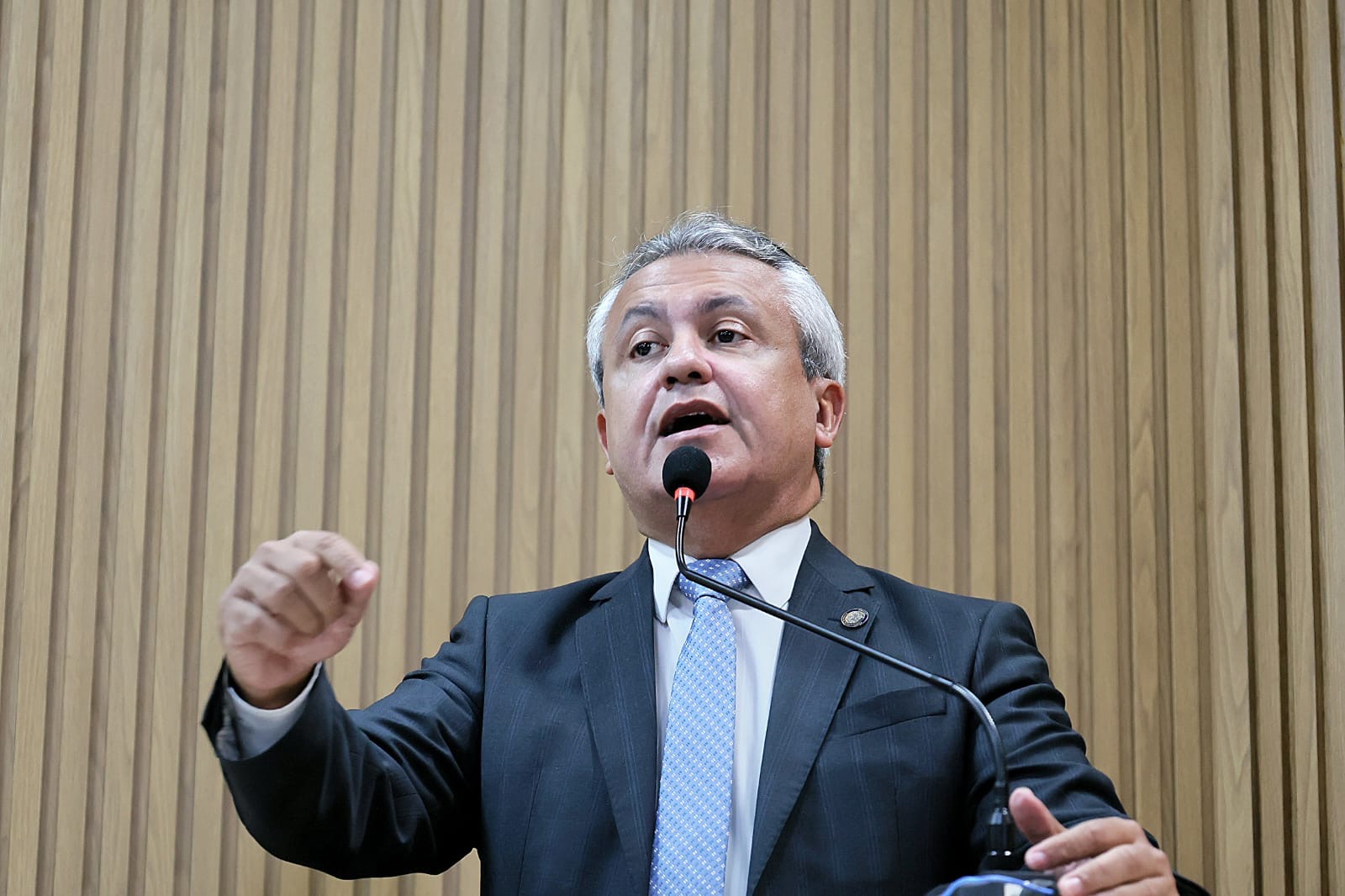 “Fica o registro de mais uma vitória da oposição”, diz Elber sobre cancelamento de estudo para privatização dos mercados