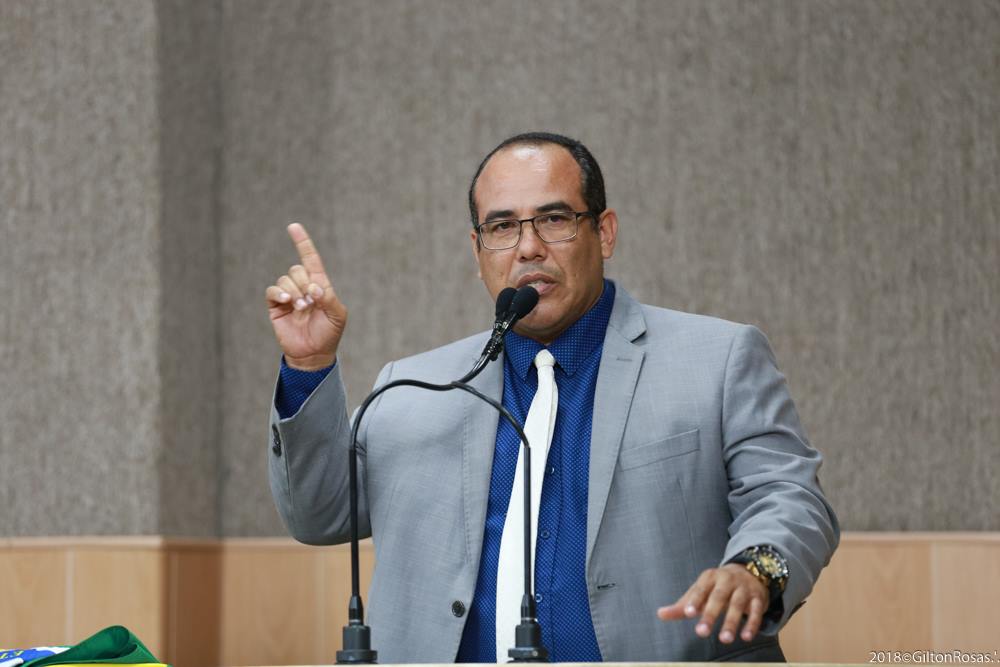 “Já tá anunciando o Réveillon sem pagar o Forró”, critica Amintas