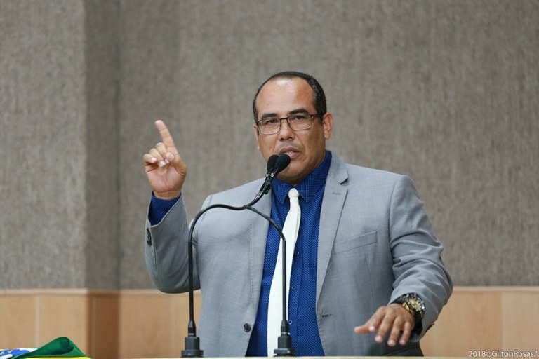 “Já tá anunciando o Réveillon sem pagar o Forró”, critica Amintas