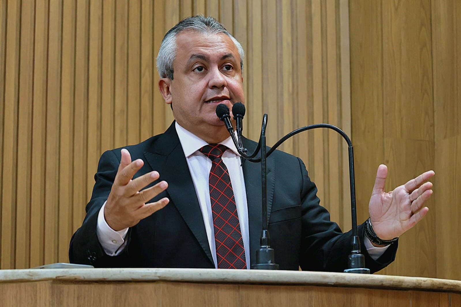 “Levarei essas e outras irregularidades para o MP”, informa Elber sobre a compra dos ônibus elétricos sem licitação 