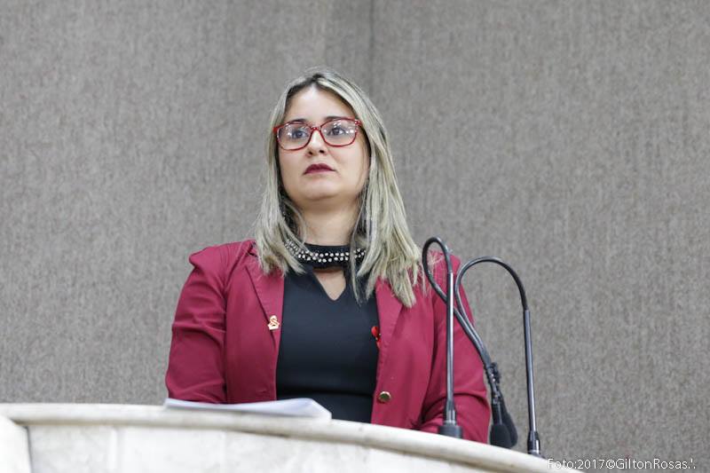 “Lugar da mulher é onde ela quiser, inclusive na política”, afirma Kitty Lima