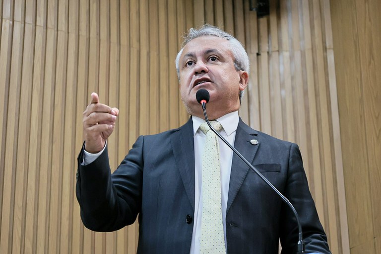 “Não fosse nossa cobrança firme da oposição, essa situação continuaria como antes”, afirma Elber sobre capinagem em Aracaju