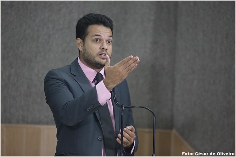 “Nem na casa de Deus estamos seguros”, diz Anderson