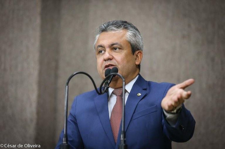 “No PCdoB, o martelo só serve para martelar cabeça de servidor público e a foice para cortar direito de trabalhadores”, afirma Elber