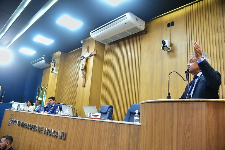 “O que estamos votando não é somente um empréstimo, mas sim um novo modelo de transporte público para Aracaju”, disse Elber 