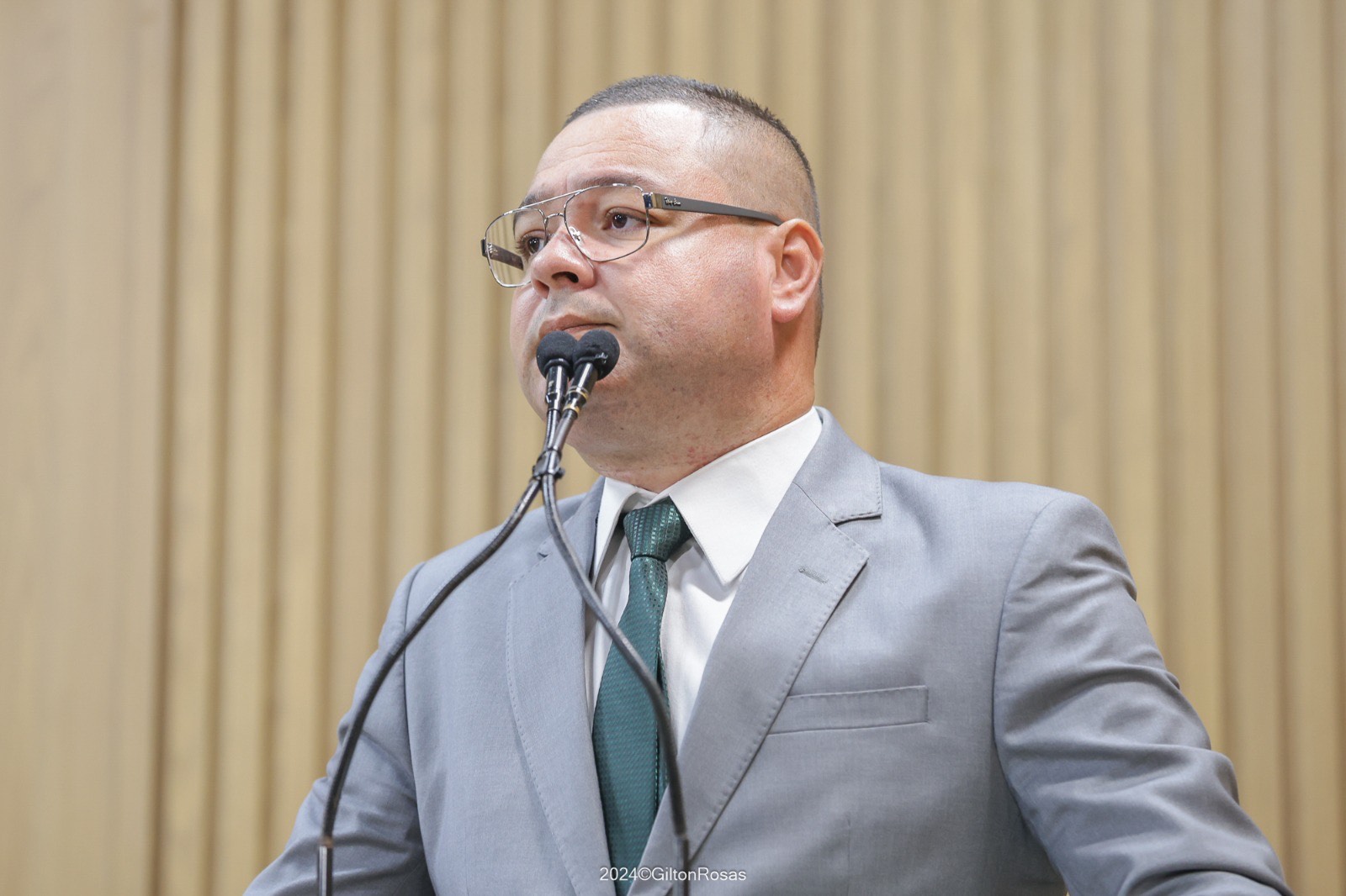 “O único ser que pode reproduzir uma criança é uma mulher que tem útero e ovário”, diz Eduardo Lima 