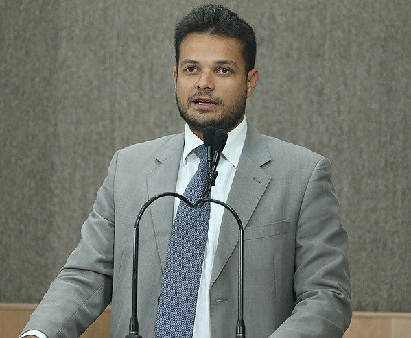 “Parcelar o 13º salário é uma afronta ao servidor público”