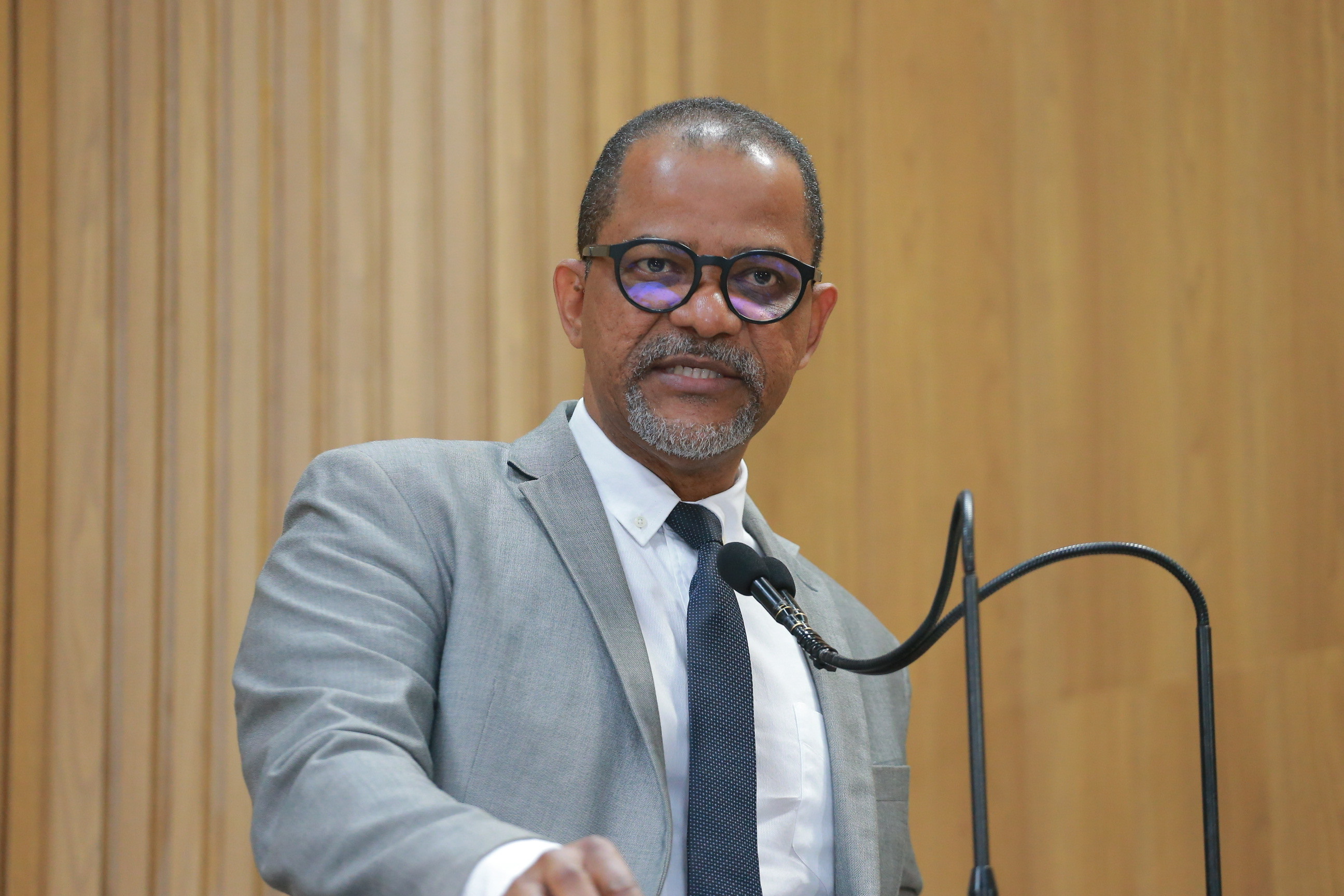 “Precisamos cuidar dessas famílias”, diz Bittencourt sobre demolição de casas na Ponta da Asa