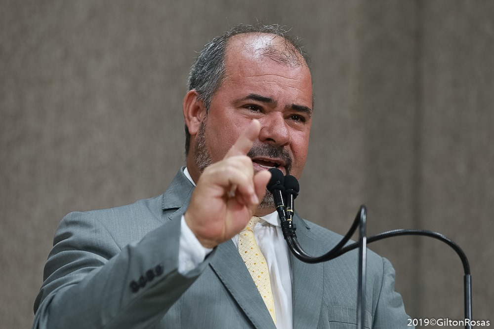 “Precisamos encontrar caminhos para o parlamento ajudar”, disse Isac sobre o óleo nas praias