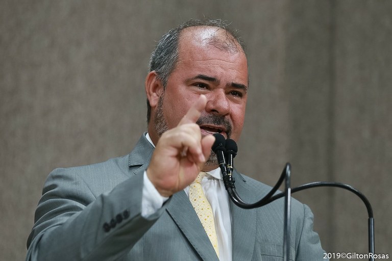 “Precisamos encontrar caminhos para o parlamento ajudar”, disse Isac sobre o óleo nas praias