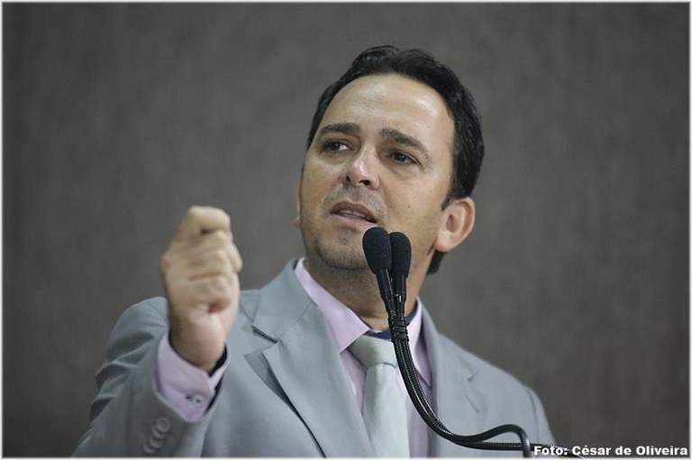 “Precisamos trabalhar para reconstruir Aracaju”, diz Fábio Meireles