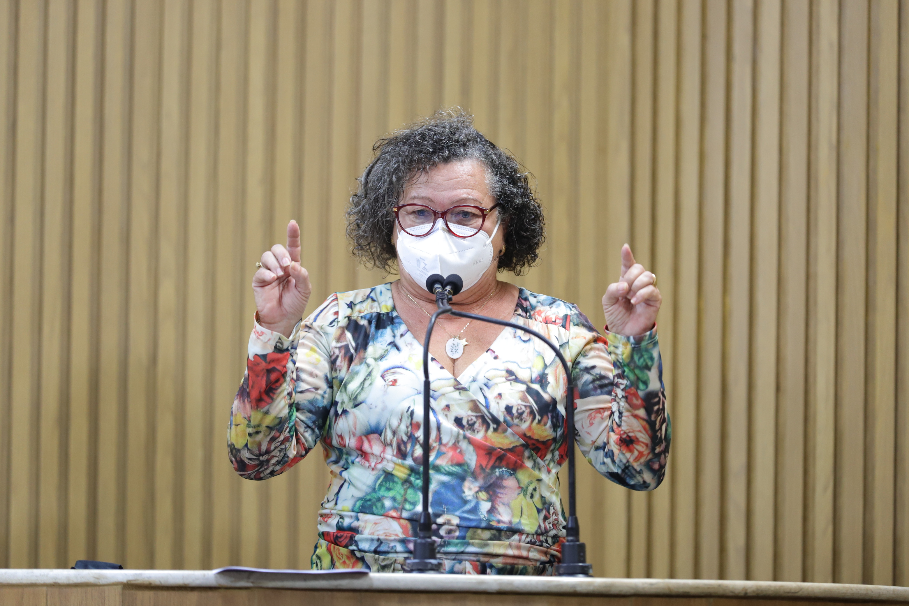 “Quais interesses impedem Edvaldo de fazer a licitação do transporte em Aracaju?”, questiona Ângela