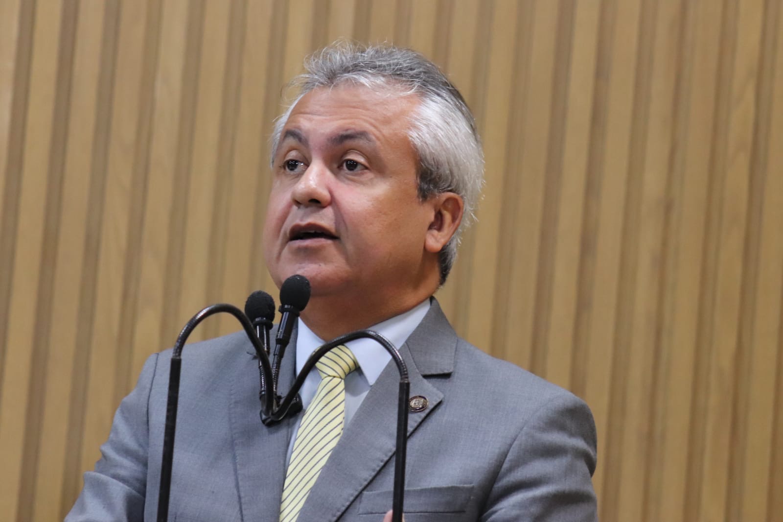 “Quando abrirmos mão de fiscalizar, estaremos abrindo mão do nosso mandato”, diz Elber sobre papel da oposição    