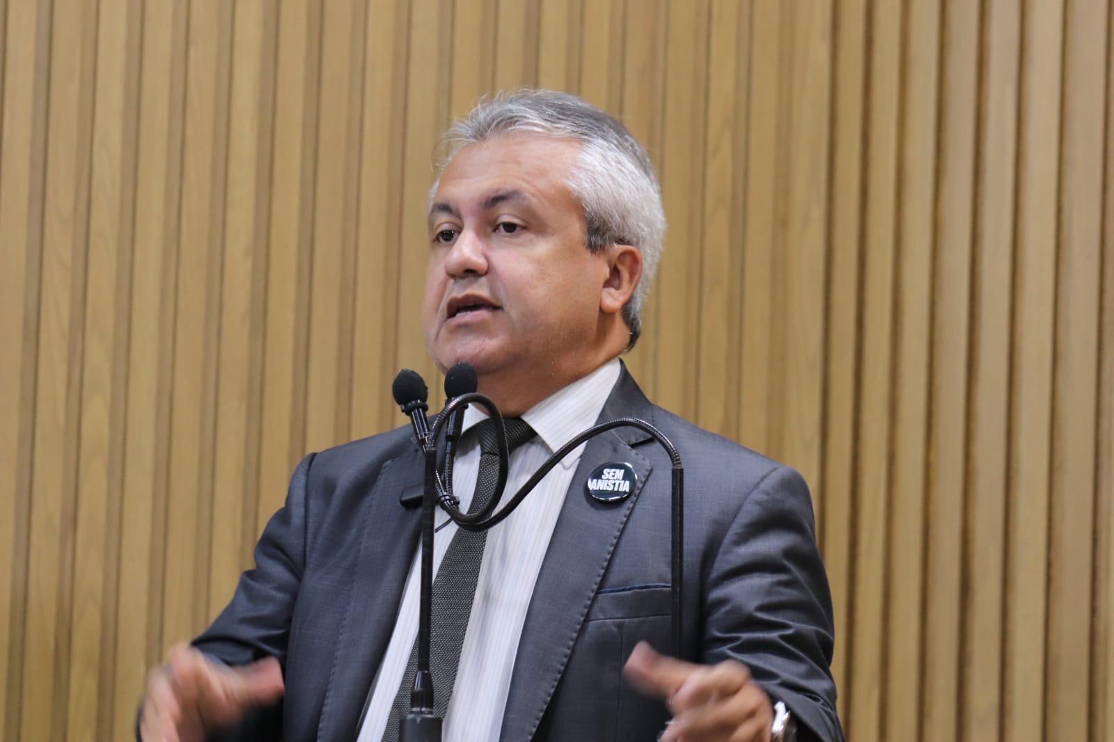 “Quem precisa de anistia é quem cometeu crime, porque quem se considera inocente, luta por uma defesa justa”, declara Elber   