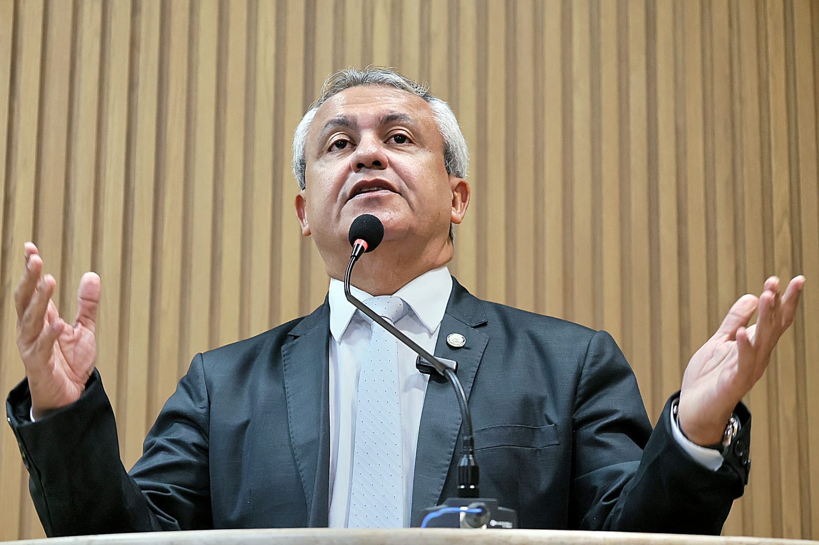 “Querem entregar o patrimônio das orlas do povo de Aracaju à gestão privada”, denuncia Elber