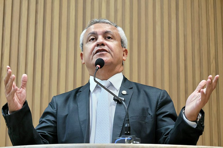 “Querem entregar o patrimônio das orlas do povo de Aracaju à gestão privada”, denuncia Elber