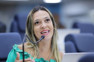 “Rua alagada e praça abandonada. Precisamos de uma solução no bairro Aeroporto”, cobra Sheyla Galba