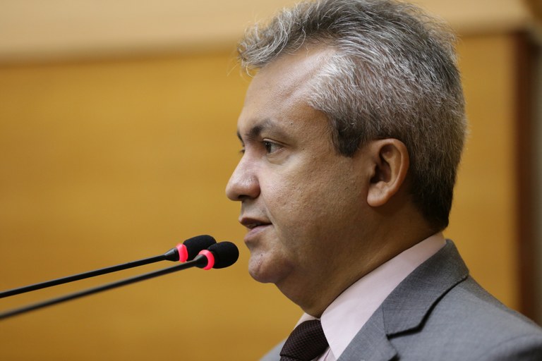 “Se a prefeitura deixa shoppings cobrarem, não tem moral para fiscalizar e cobrar dos comerciantes”, afirmou Elber