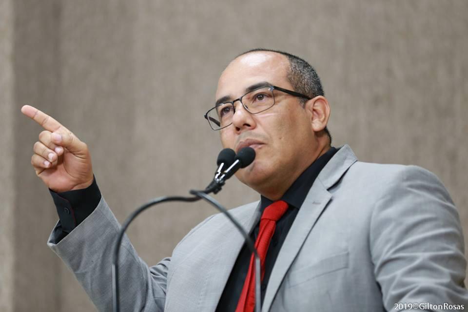 “Será que visitam a 12 de Outubro ou só a 13 de Julho?”, questiona Cabo Amintas, mostrando descaso em vias da Zona Norte