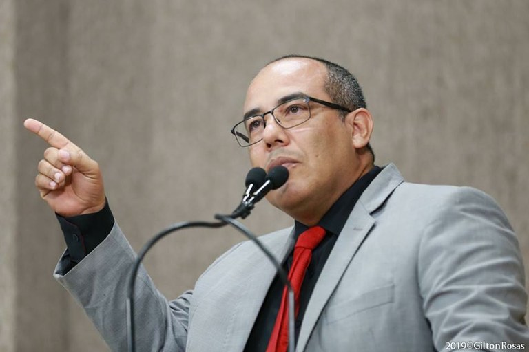 “Será que visitam a 12 de Outubro ou só a 13 de Julho?”, questiona Cabo Amintas, mostrando descaso em vias da Zona Norte