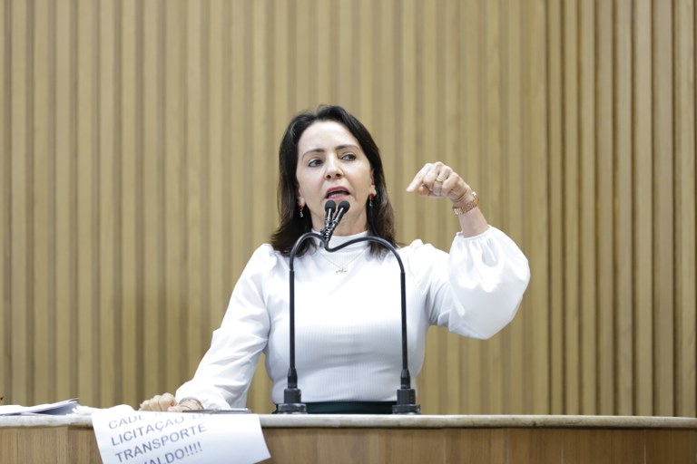 ”Inaugurou um Terminal, mas a Licitação segue empurrando com a barriga”, critica Emília