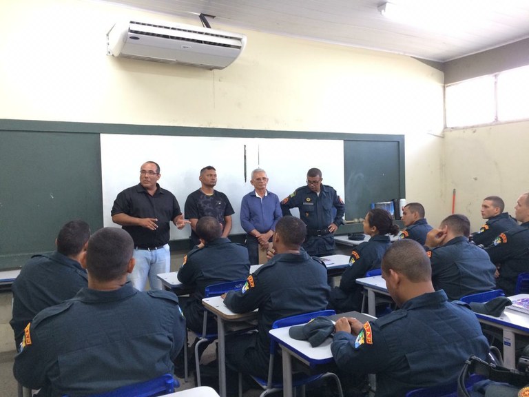 A convite do comando da PM Cabo Amintas fala de sua experiência policial para novos soldados