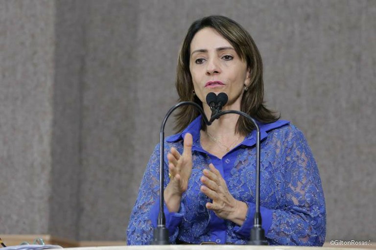 "A sociedade está doente, as pessoas querem dinheiro a qualquer custo”, afirma Emília