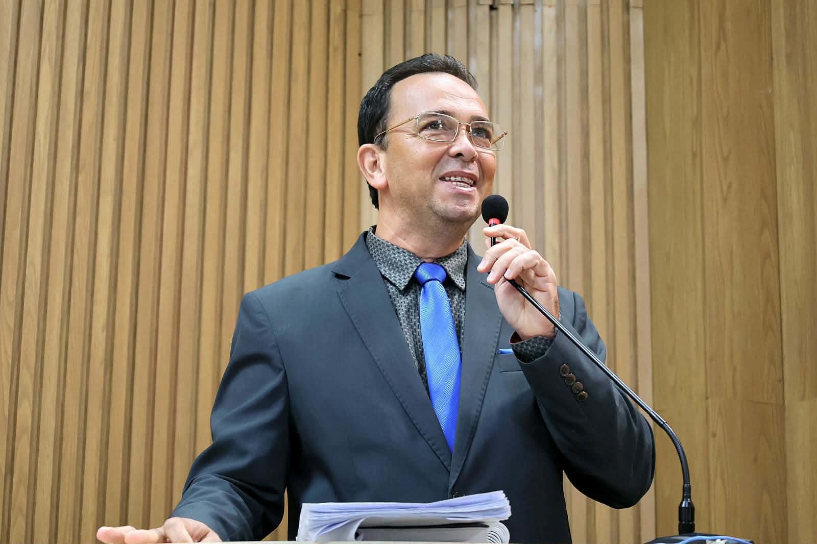 Abandono e deficiência de iluminação da Praça do Farol, denuncia Fábio Meireles 