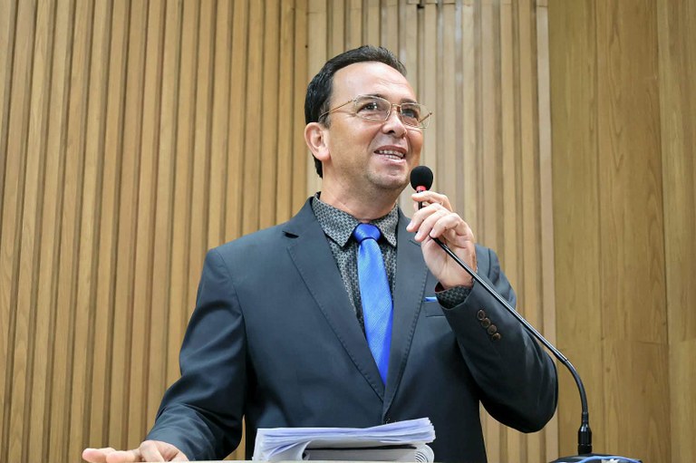 Abandono e deficiência de iluminação da Praça do Farol, denuncia Fábio Meireles 