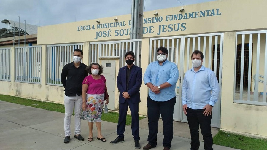 Acompanhada de vereadores da Comissão de Educação, Professora Ângela Melo visita escolas públicas de Aracaju