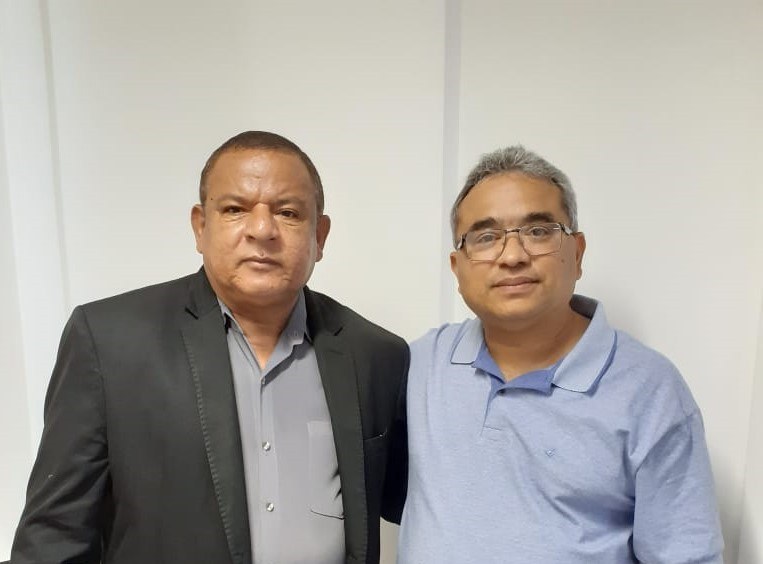 Aeroporto: Américo constata árvores que estão danificando igreja da localidade