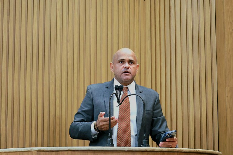 Alex Melo parabeniza Emília Corrêa por assinatura de Ordem de Serviço para obra de infraestrutura no Povoado Areia Branca