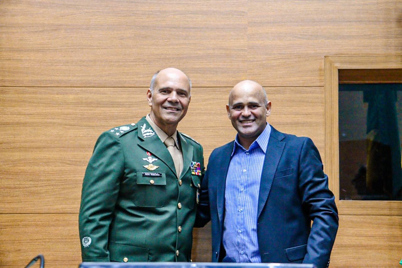 Alex Melo prestigia entrega do título de cidadão sergipano ao general Maurício Miranda